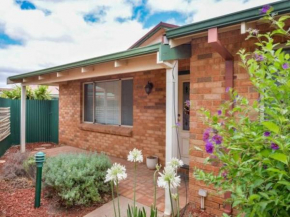 Adorable-secure 3 bedroom holiday home with Pool around the corner from The Miners Rest.